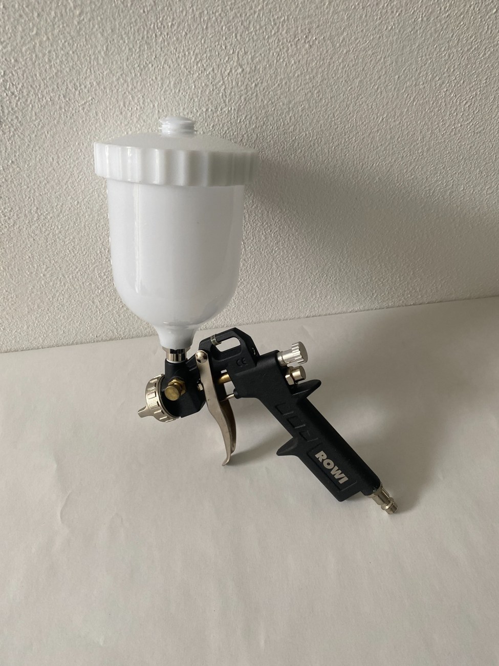 Druckluft-Lackierpistole mit Oberbecher