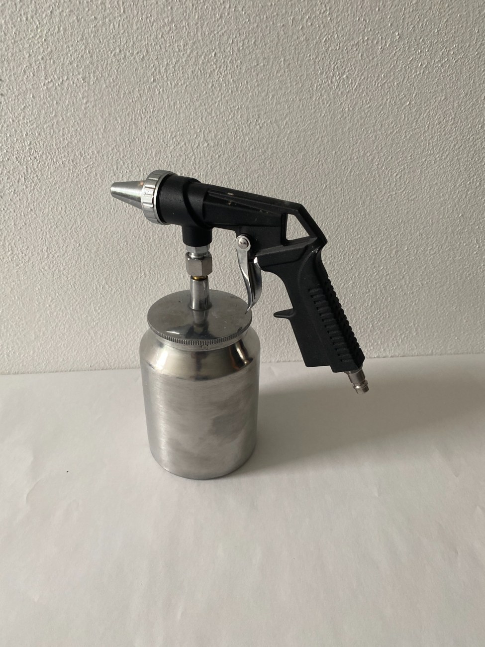 Druckluft-Sprühpistole mit Metallbecher